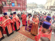 В праздник Иверской иконы Божией Матери епископ Истринский Серафим совершил молебен в Иверской часовне у Воскресенских ворот