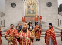 Епископ Наро-Фоминский Парамон совершил Литургию в часовне при строящемся храме равноапостольного князя Владимира в Тушине