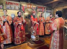 Архиерейское богослужение состоялось в храме великомученика Георгия Победоносца в Московском