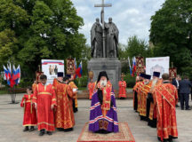 Молебное пение перед памятником равноапостольным Мефодию и Кириллу совершили на Славянской площади