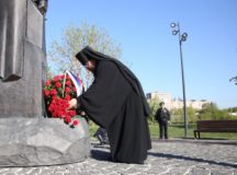 Управляющий Северо-Восточным викариатством возложил цветы к памятнику «Плечом к плечу», посвященному московским ополченцам