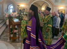 Епископ Павлово-Посадский Силуан совершил Литургию в храме Живоначальной Троицы в Троицке