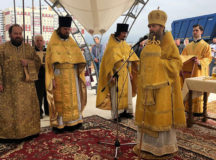 Епископ Павлово-Посадский Силуан совершил Литургию во временном храме Живоначальной Троицы в Новых Ватутинках
