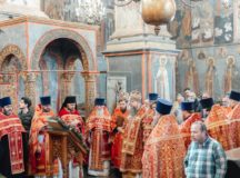 Митрополит Воскресенский Дионисий совершил Литургию в Архангельском соборе Московского Кремля