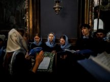 Ночная Литургия с участием молодежи совершена в Троицком соборе Свято-Троицкой Сергиевой лавры
