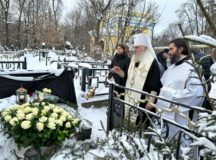 Митрополит Каширский Феогност совершил Литургию в храме Сошествия Святого Духа на Даниловском кладбище