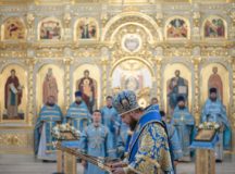 Епископ Наро-Фоминский Никандр Литургию в храме равноапостольных Константина и Елены в Митине