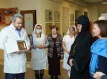 Настоятельница Марфо-Мариинской обители милосердия передала в дар больнице святителя Алексия уникальную икону