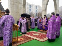 Архиепископ Егорьевский Матфей совершил чин освящения закладного камня в основание храма праведного Симеона Верхотурского в Марьине
