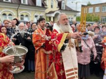 Митрополит Каширский Феогност совершил Литургию в храме святителя Спиридона Тримифунтского в Нагатинском Затоне