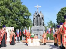 Молебное пение на Славянской площади совершили в день памяти равноапостольных Мефодия и Кирилла