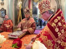 Архиепископ Одинцовский Фома совершил Литургию в храме Положения Ризы Господней на Донской