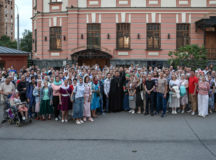 Православная молодежь столицы приняла участие в молебне у мощей блаженной Матроны Московской