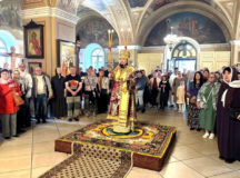 Епископ Истринский Серафим возглавил престольный праздник в храме Воздвижения Креста Господня на Чистом Вражке