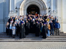 Архиерейское богослужение с участием молодежи Северо-Восточного викариатства состоялось в храме преподобного Серафима Саровского в Раеве