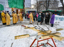 Новый крест воздвигли на купол Казанского храма на Калужской площади