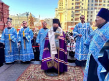 Епископ Истринский Серафим совершил молебен в часовне Иверской иконы Божией Матери у Воскресенских ворот