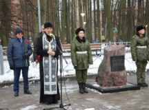 Настоятель храма Воскресения Христова в Воскресенском принял участие в открытии памятного камня в честь воинов-героев СВО