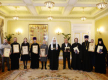 Святейший Патриарх Кирилл вручил награды сотрудникам Московской Патриархии, отмечавшим знаменательные даты в 2016 году
