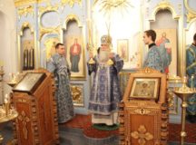 Епископ Дмитровский Феофилакт совершил Литургию в храме при Институте теоретической и экспериментальной физики