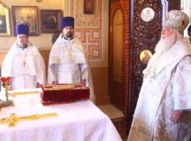 Митрополит Истринский Арсений совершил Литургию в Крестовоздвиженском храме на Чистом Вражке