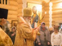 Епископ Дмитровский Феофилакт совершил Литургию в храме святой равноапостольной Нины в Черемушках