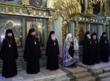 В праздник Иверской иконы Божией Матери митрополит Крутицкий Ювеналий совершил Литургию в Новодевичьем монастыре