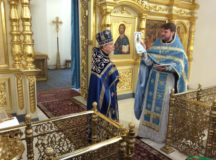 В храме Тихвинской иконы Божией Матери в Сущеве отметили 25-летие возобновления богослужебной жизни