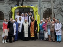 В больнице свт. Алексия освятили новый реанимобиль, приобретенный на средства, сэкономленные московскими храмами на покупке цветов для Патриарха