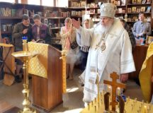 В Троицкую родительскую субботу архиерейские богослужения прошли в храмах столичных вокзалов