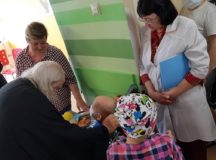 Епископ Орехово-Зуевский Пантелеимон навестил больных детей в московском онкоцентре
