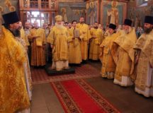 В день памяти благоверного великого князя Димитрия Донского и великой княгини Евдокии митрополит Арсений совершил Литургию в Архангельском соборе Московского Кремля