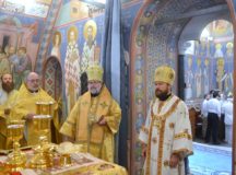 Участники Летнего института для представителей Православной Церкви в Америке сослужили митрополиту Волоколамскому Илариону за Литургией на Черниговском подворье