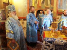Митрополит Истринский Арсений совершил Литургию в храме Ризоположения Московского Кремля