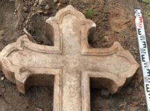 На территории бывшего Скорбященского монастыря найден мраморный крест конца XIX века