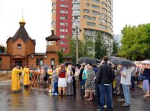 На Симферопольском бульваре совершен молебен на начало строительства храма в честь Патриарха Ермогена