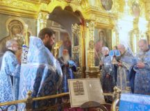 В праздник Владимирской иконы Божией Матери епископ Дмитровский Феофилакт совершил Литургию в храме свт. Николая Мирликийского в Толмачах