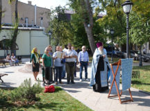 На месте разрушенной большевиками Успенской церкви на Покровке совершен молебен