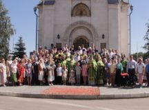 Митрополит Истринский Арсений совершил Литургию в храме преподобного Серафима Саровского при Экспоцентре
