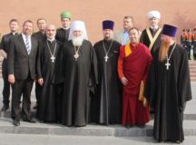 В день города Москвы митрополит Истринский Арсений принял участие в церемонии возложения венков к могиле Неизвестного солдата