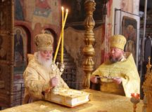 В день памяти святителя Московского Петра митрополит Истринский Арсений совершил Литургию в Успенском соборе Кремля