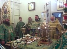Епископ Бронницкий Парамон совершил Литургию в храме Живоначальной Троицы на Пятницком кладбище