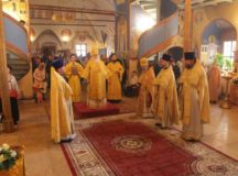 В Неделю 19-ю по Пятидесятнице митрополит Истринский Арсений совершил Литургию в храме свт. Николая Мирликийского на Щепах