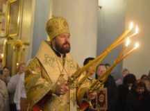 Митрополит Волоколамский Иларион: Через причащение Святых Христовых Таин Господь дает нам возможность питаться Божественной благодатью