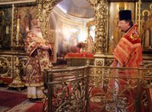 Митрополит Истринский Арсений совершил Литургию в храме мученика Иоанна Воина на Якиманке