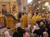 В день памяти святителя Николая митрополит Истринский Арсений совершил богослужения в Богоявленском кафедральном соборе