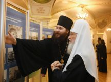 Святейший Патриарх Кирилл посетил выставку «Врачевание, милосердие, вера» в Храме Христа Спасителя