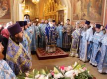 Митрополит Истринский Арсений совершил всенощное бдение и Литургию в храме Воскресения Словущего на Успенском Вражке