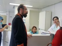 Пострадавшим в Шереметьево оказывают помощь священнослужители