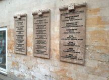 На фасаде храма мученицы Татианы при МГУ установили памятные доски с именами университетских святых